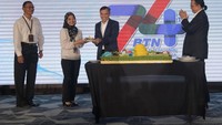 Direktur Utama BTN Nixon LP Napitupulu disaksikan Komisaris Utama BTN Chandra M Hamzah memberikan potongan nasi tumpeng kepada karyawan termuda BTN dalam acara Tumpengan dan Syukuran Perayaan HUT BTN ke-74 di Jakarta. 