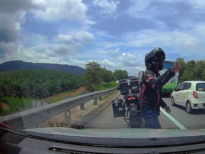 Momen Pemotor Tegur Pengendara Mobil yang Pakai Bahu Jalan di Tol