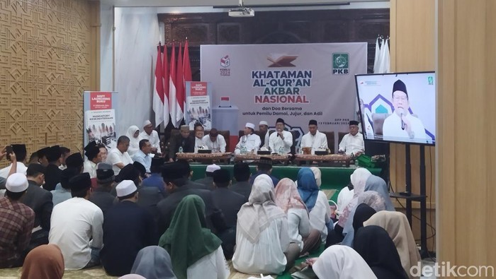 Muhaimin Iskandar atau Cak Imin menggelar Khotmil Quran di kantor DPP PKB jelang hari pencoblosan (Kurniawan Fadilah/detikcom)