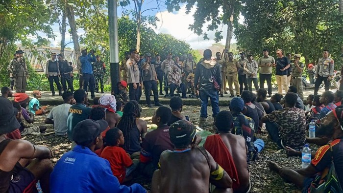 Dua kelompok warga di Kabupaten Nabire, Papua Tengah terlibat aksi saling serang. Insiden ini dipicu lokasi tempat pemungutan suara (TPS) Pemilu 2024