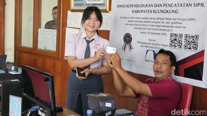 Ni Komang Dila Dewinta, siswi kelas 11 di SMAN 2 Semarapura, melakukan perekaman e-KTP di Disdukcapil Klungkung, Selasa (13/2/2024).