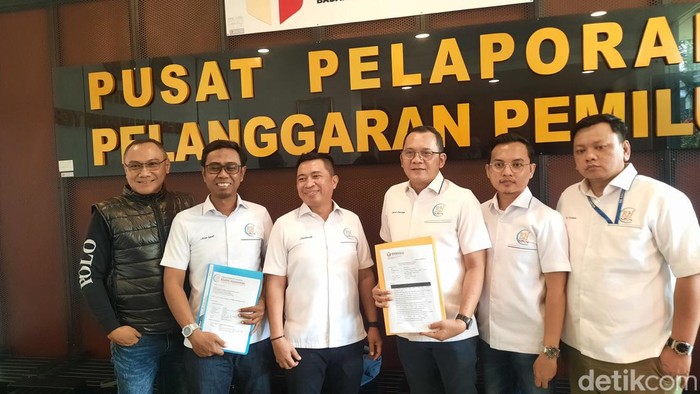 Ormas bernama Rampai Nusantara melaporkan dugaan pelanggaran Pemilu yang dilakukan oleh Anies Baswedan ke Bawaslu (Annisa Aulia/detikcom)