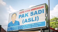 Pencinta soto ayam Ambengan tentunya tak asing dengan sosok Pak Sadi, pemilik restoran Soto Ayam Ambengan Pak Sadi Asli sejak 1971. Ia meninggal pada 11 Februari 2024. Jenazahnya dimakamkan di Lamongan. Foto: Instagram sotoayampaksadi.bandung