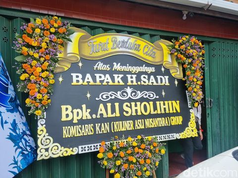 Pak Sadi pengusaha soto ayam Ambengan Surabaya