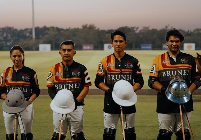 Pangeran Brunei Darussalam, Abdul Mateen, berpartisipasi dalam pertandingan polo di All Asia Cup Polo 2024 Thailand. Dia mengajak serta sang istri, Anisha Rosnah. Foto: Instagram/@tmski