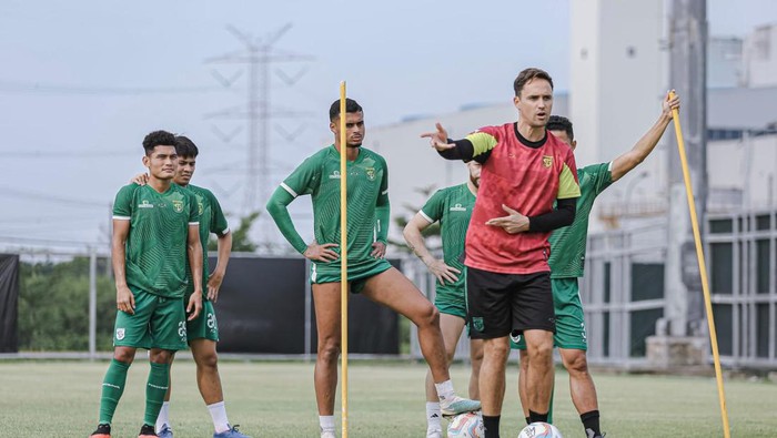 Pelatih Persebaya Paul Munster di sesi latihan