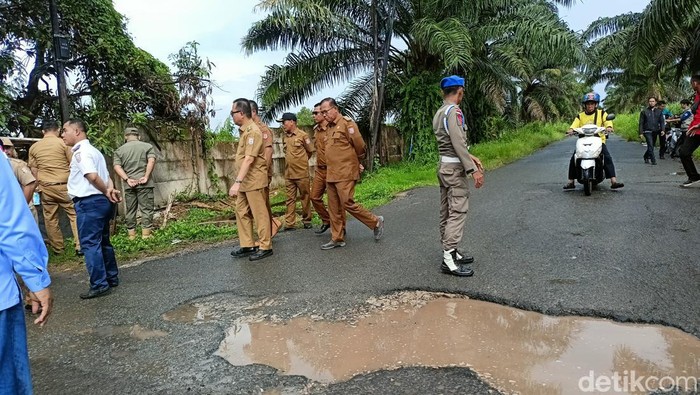 Pemerintah Kabupaten Banyuasin Mengecek Jalan Opi Raya Jakabaring yang rusak.