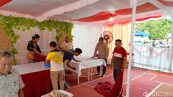 Persiapan TPS 11 Lempongsari, Kota Semarang (13/2/2024). TPS ini rencananya akan menjadi lokasi capres 03 Ganjar Pranowo menggunakan hak pilihnya.
