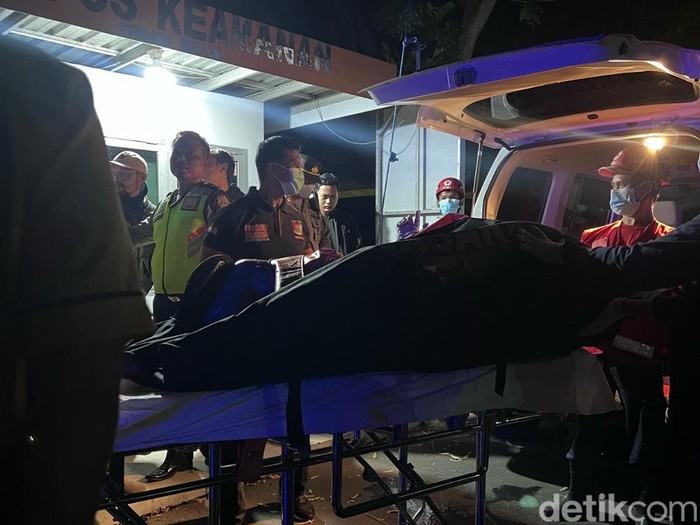 pemuda kota kediri terjun bebas ke sungai brantas