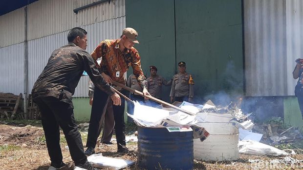 Surat suara yang rusak dan berlebih dibakar di gudang KPU Kudus, Selasa (13/2/2024).