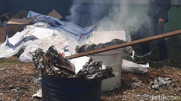Surat suara yang rusak dan berlebih dibakar di gudang KPU Kudus, Selasa (13/2/2024).