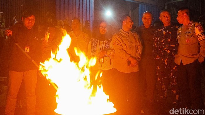 Pemusnahan Surat Suara Rusak-Berlebih di Gudang Bulog Cimahi