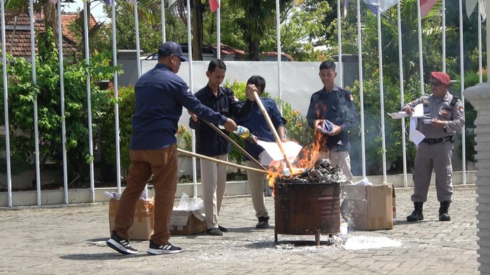 Pemusnahan surat suara rusak dan tak terpakai di KPU Lamongan
