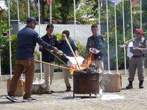 1.852 Surat Suara Rusak di Lamongan Dibakar di Hari Terakhir Masa Tenang