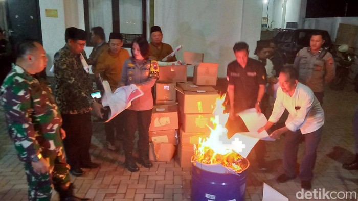 Pemusnahan surat suara rusak di KPU Kabupaten Klaten.