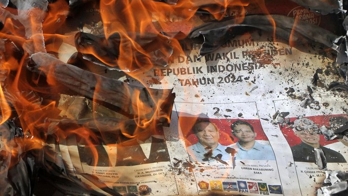 Petugas Komisi Pemilihan Umum (KPU) Kabupaten Malang membakar kelebihan surat suara dan surat suara rusak di Gudang KPU, Pakisaji, Jawa Timur, Selasa (13/2/2024). KPU setempat melakukan pemusnahan sebanyak 3.587 surat suara sisa dan surat suara rusak dengan cara dibakar untuk mencegah penyalahgunaan dalam Pemilu 2024. ANTARA FOTO/Ari Bowo Sucipto/foc.