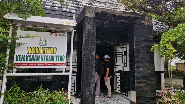 Penampakan Posko Pemilu di Kejari Tebo yang terbakar usai mati lampu.