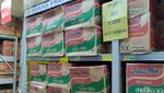 Penampakan Rak Beras Kosong di Toko Ritel, Ada yang Diganti Kardus Mie Instan
