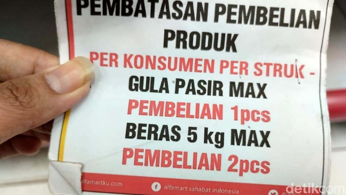 Kekosongan stok beras premium masih terjadi di sejumlah ritel. Seperti di Superindo, Sunter Agung yang kini rak beras diisi kardus mie instan.