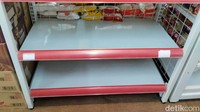 Stok beras yang kosong juga terjadi di Alfamidi Sunter Jaya, Jakarta Utara. Terlihat rak yang biasa terisi beras kini tak ada sama sekali stok beras.  