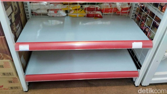 Kekosongan stok beras premium masih terjadi di sejumlah ritel. Seperti di Superindo, Sunter Agung yang kini rak beras diisi kardus mie instan.