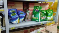 Di Superindo, Sunter Agung, berdasarkan pantauan detikcom, Selasa (13/2/2024) di ritel modern ini hanya tersedia beberapa 3 kantong beras dengan ukuran 5 kg.