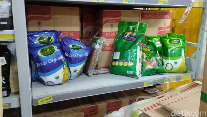 Kekosongan stok beras premium masih terjadi di sejumlah ritel. Seperti di Superindo, Sunter Agung yang kini rak beras diisi kardus mie instan.