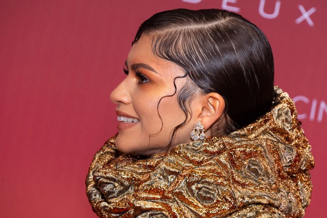 Zendaya tampil dengan riasan yang matching dengan gaunnya dan menata sleek rambutnya ala wet look. Foto: Marc Piasecki/WireImage/Getty Images