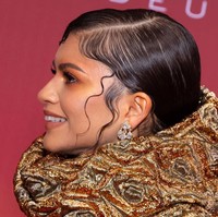 Zendaya tampil dengan riasan yang matching dengan gaunnya dan menata sleek rambutnya ala wet look. Foto: Marc Piasecki/WireImage/Getty Images