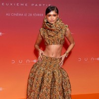 Menurut pihak Louis Vuitton, busana yang dikenakan Zendaya saat promosi film Dune 2 ini dibuat khusus untuk sang aktris oleh creativer director rumah mode tersebut Nicolas Ghesquière. Foto: Marc Piasecki/WireImage/Getty Images