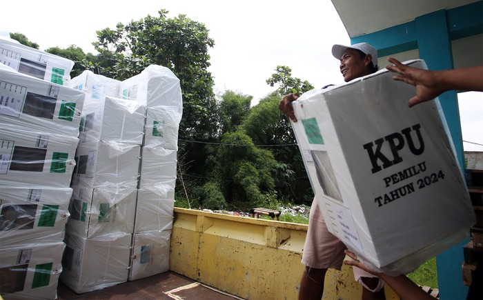 Pekerja memasukan logistik pemilu 2024 kedalam truk untuk didistribusikan dari PPK Pondok Aren ke PPS Kelurahan di Gudang Logistik KPU Tangsel di Pondok Aren, Tangerang Selatan, Banten, Senin (12/2/2024). Panitia Pemilihan Kecamatan (PPK) se Kota Tangerang Selatan mulai mendistribusikan logistik pemilu ke Panitia Pemungutan Suara (PPS) untuk disebar ke 3.824 tempat pemungutan suara (TPS) se Kota Tangerang Selatan. ANTARA FOTO/Muhammad Iqbal/foc.