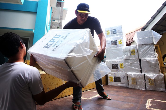 Pekerja memasukan logistik pemilu 2024 kedalam truk untuk didistribusikan dari PPK Pondok Aren ke PPS Kelurahan di Gudang Logistik KPU Tangsel di Pondok Aren, Tangerang Selatan, Banten, Senin (12/2/2024). Panitia Pemilihan Kecamatan (PPK) se Kota Tangerang Selatan mulai mendistribusikan logistik pemilu ke Panitia Pemungutan Suara (PPS) untuk disebar ke 3.824 tempat pemungutan suara (TPS) se Kota Tangerang Selatan. ANTARA FOTO/Muhammad Iqbal/foc.