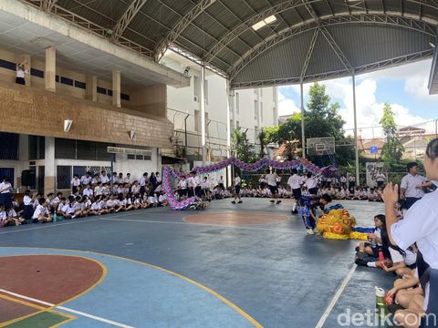 Pentas barongsai untuk perayaan Imlek 2024 di SMP Stella Duce 1 Jogja, Selasa (13/2/2024).