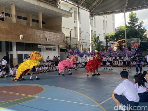 Pentas barongsai untuk perayaan Imlek 2024 di SMP Stella Duce 1 Jogja, Selasa (13/2/2024).