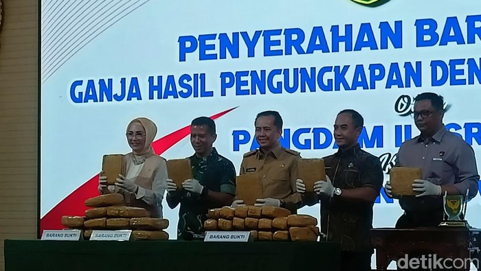 Penyerahan narkoba jenis ganja siap endar seberat 26,1 Kg dari Pangdam II Sriwijaya ke BNNP Sumsel