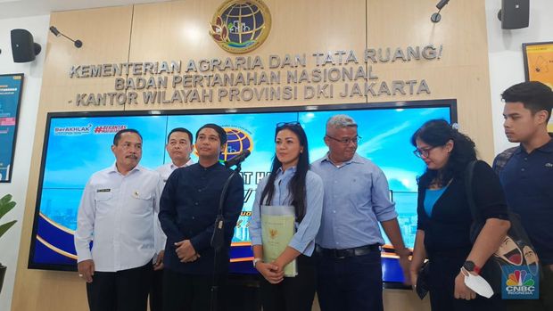 Penyerahan Sertifikat Milik Nirina Zubir yang diselenggarakan di Kantor Wilayah BPN Provinsi DKI Jakarta, Cideng, Kecamatan Gambir, Kota Jakarta Pusat, Daerah Khusus Ibukota Jakarta. (CNBC Indonesia/Rosseno Aji Nugroho)