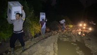 Kendati dihadapkan dengan kendala yang cukup besar, semangat  untuk menyukseskan Pemilu tahun 2024 ini menjadi komitmen nyata  Anggota Polri dan TNi serta Penyelenggara Pemilu, meskipun harus di hadapkan dengan medan yang sulit. 