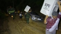 Seperti saat menyalurkan logistik ke Desa Cipang Kiri Hulu. Petugas Kepolisian, PPK bersama masyarakat setempat bahu-membahu memikul logistik pemilu untuk melansirnya dari mobil pengangkut yang terjebak di jalanan berlumpur ke kendaraan milik warga. Untuk menuju desa tersebut, Petugas harus menempuh perjalanan sejauh 45 KM dengan waktu tempuh mencapai 2 jam, melewati jalan tanah berlumpur setelah kena hujan.