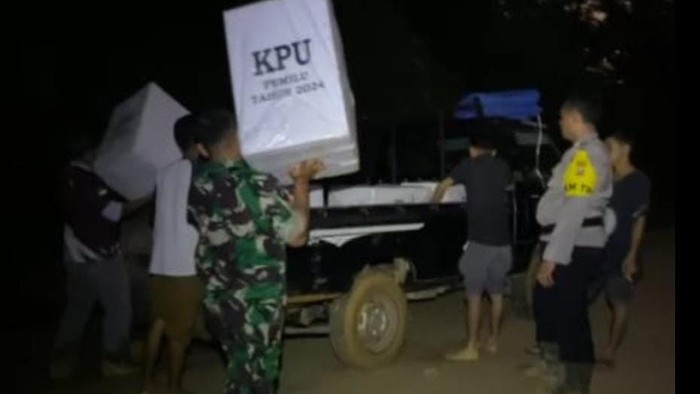 Proses distribusi logistik pemilu di daerah terpencil Kabupaten Rokan Hulu, Riau, kembali menemui tantangan serius. Kerusakan akses jalan yang parah di Kecamatan Rokan IV Koto mengharuskan petugas pemilu  mengambil langkah ekstra guna memastikan logistik pemilu sampai ke tujuan.