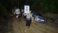 Jalan rusak dan berlumpur  menjadi penghalang bagi Panitia Pemilihan Kecamatan (PPK) Rokan IV Koto dan Polsek setempat bersama TNI menyalurkan logistik pemilu ke beberapa desa di wilayah tersebut, seperti Desa Cipang Kiri Hulu, Tibawan, Cipang Kiri Hilir, dan Cipang Kanan.