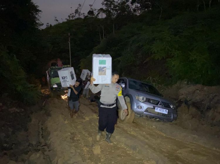 Perjuangan Distribusi Logistik Pemilu ke Pedalaman Rokan Hulu