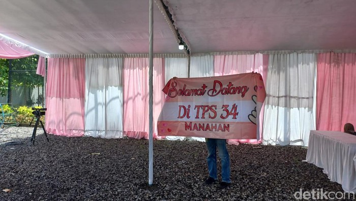 Persiapan di TPS 34 Kampung Tirtoyoso, Manahan, Solo, Selasa (13/2/2024). Gibran Rakabuming Raka terdaftar sebagai DPT di TPS ini.