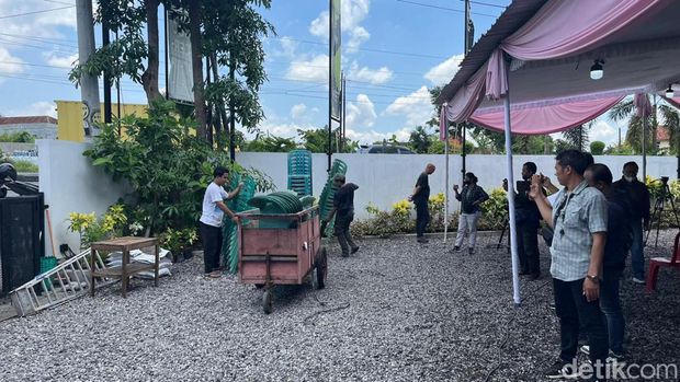 Persiapan di TPS 34 Kampung Tirtoyoso, Manahan, Solo, Selasa (13/2/2024). Gibran Rakabuming Raka terdaftar sebagai DPT di TPS ini.