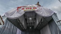TPS unik itu bertema nyoblos di hajatan pernikahan.  