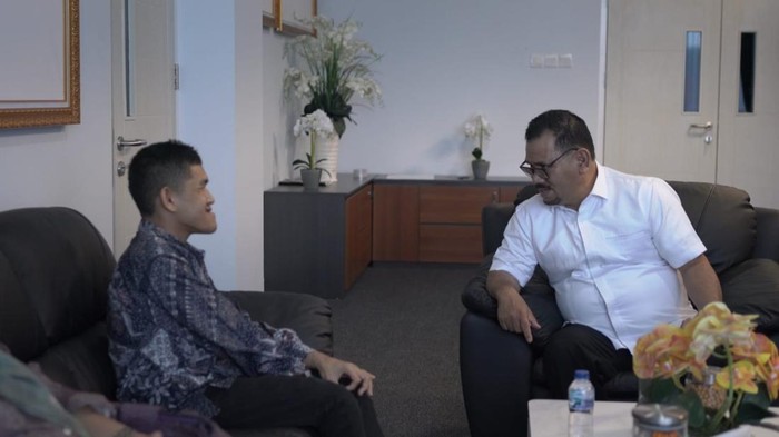 Pertemuan Rektor UIN Jambi dengan mahasiswa difabel lulusan terbaik.