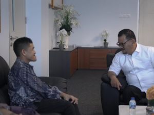 Mahasiswa Difabel UIN Jambi Raih Cumlaude, Rektor Janjikan Beasiswa S2