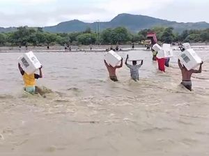 Petugas di Kupang Gotong Royong Pikul Logistik Pemilu Sambil Terobos Banjir