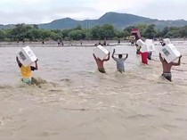 Petugas di Kupang Gotong Royong Pikul Logistik Pemilu Sambil Terobos Banjir
