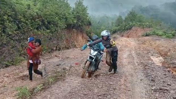 Petugas menyusuri hutan dan 2 sungai saat mengawal distribusi logistik Pemilu di Desa Nafrua. Dokumen Istimewa