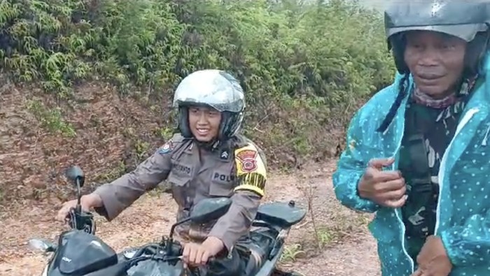 Petugas menyusuri hutan dan 2 sungai saat mengawal distribusi logistik Pemilu di Desa Nafrua. Dokumen Istimewa